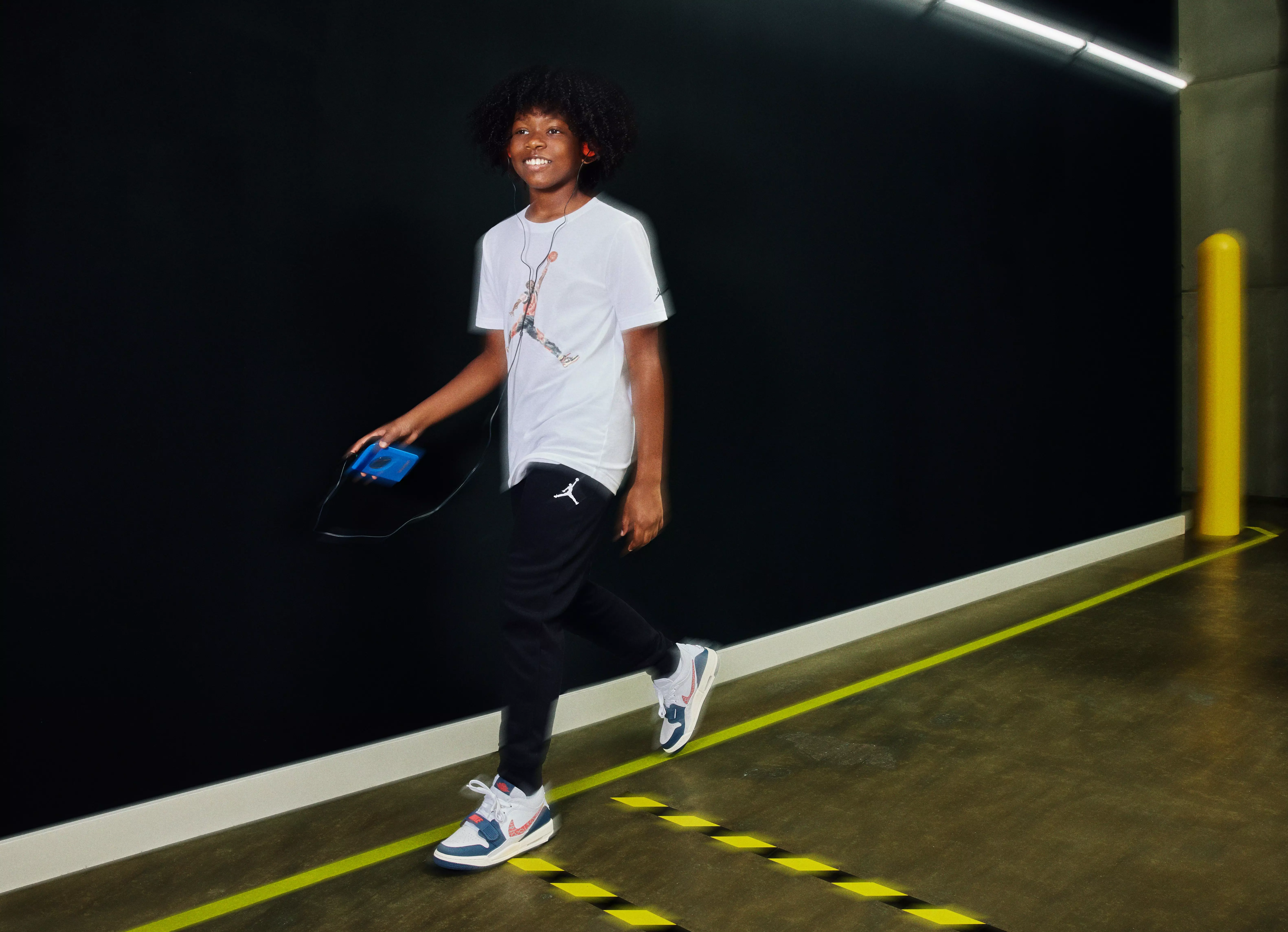 Jordan Big Boys' MJ Essentials Printed Fleece Pullover - BLACK