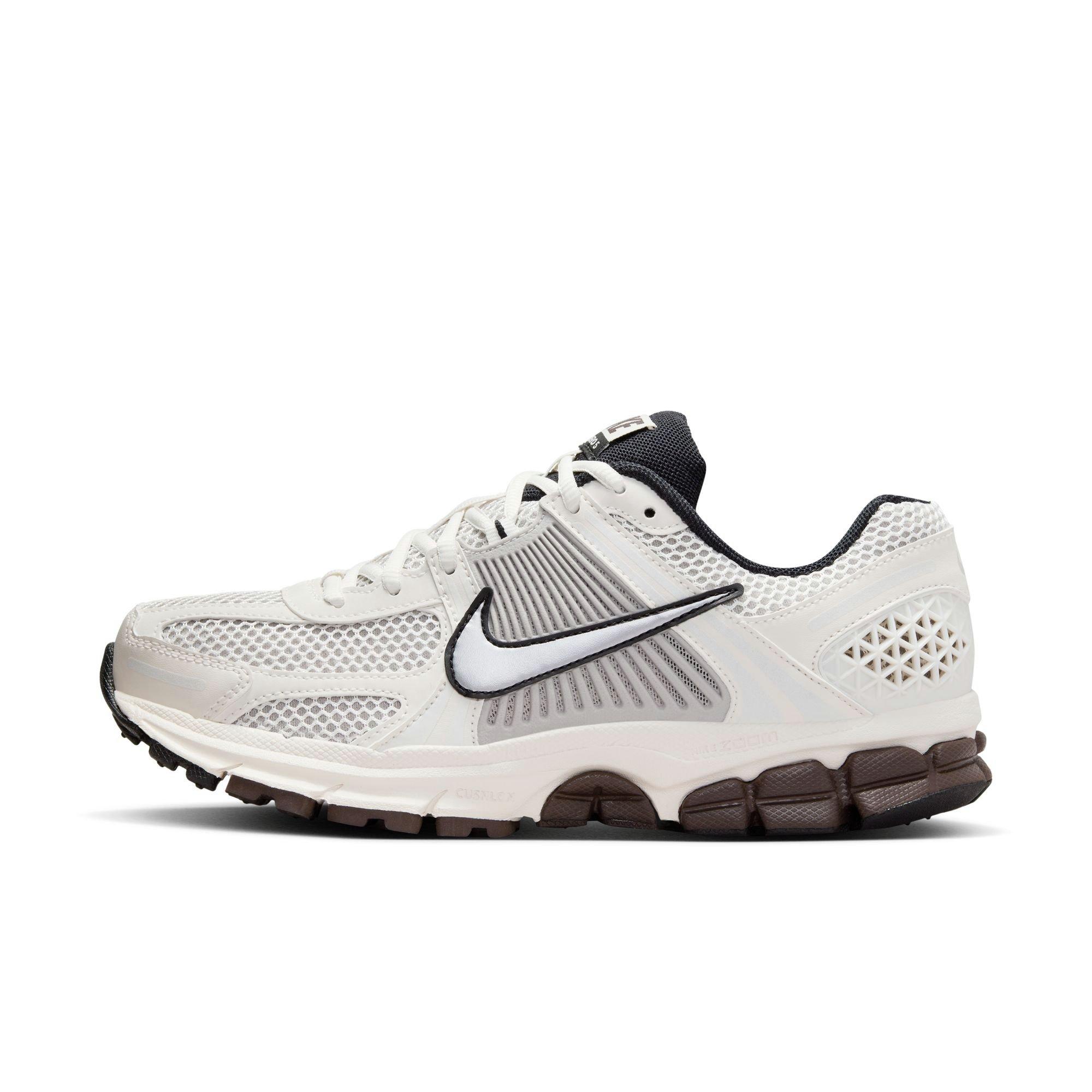 Nike Zoom Vomero 5 "Phantom/MTLC Platinum/Lt Iron Ore" Women's Shoe - OFF-WHITE Thumbnail View 3