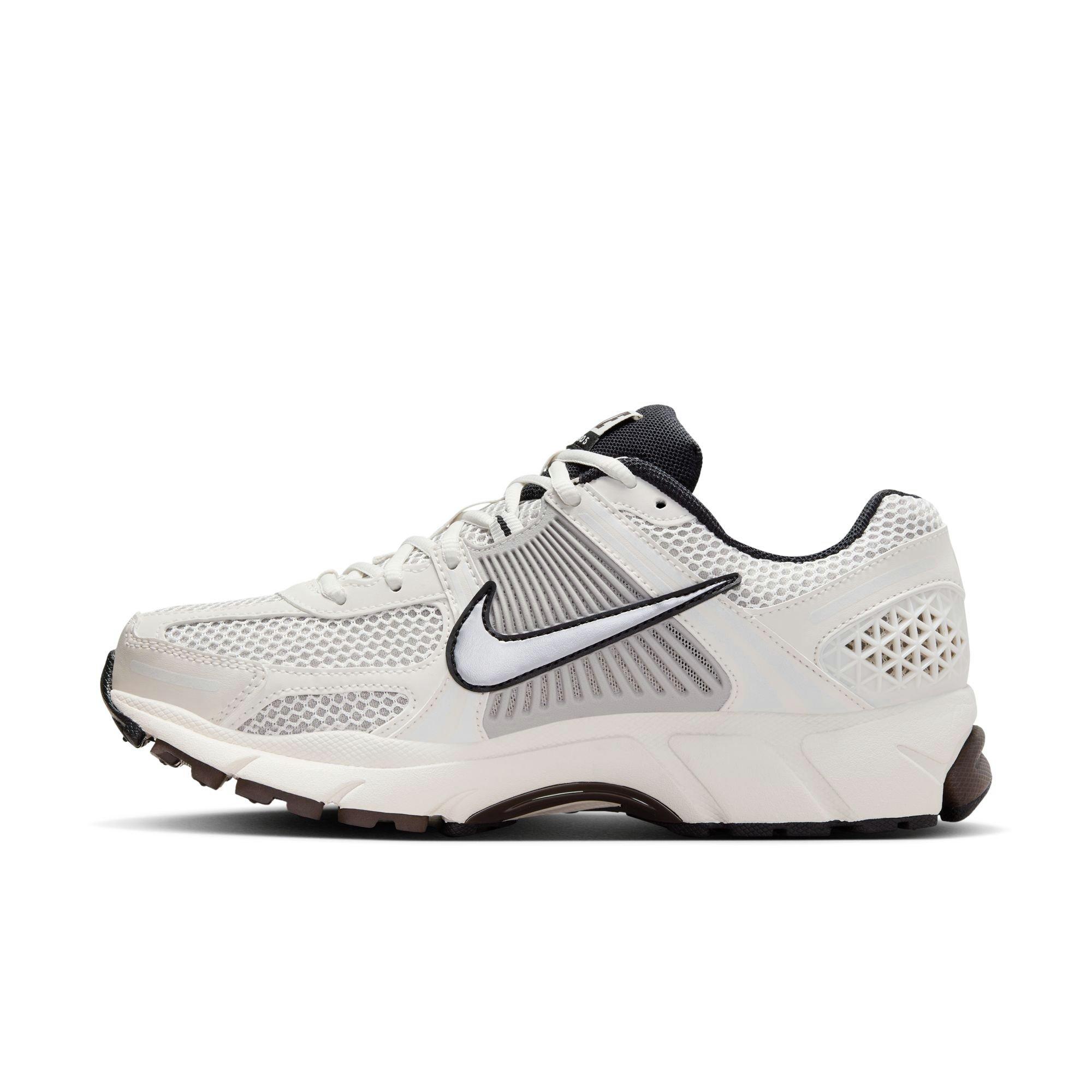 Nike Zoom Vomero 5 "Phantom/MTLC Platinum/Lt Iron Ore" Women's Shoe - OFF-WHITE Thumbnail View 4