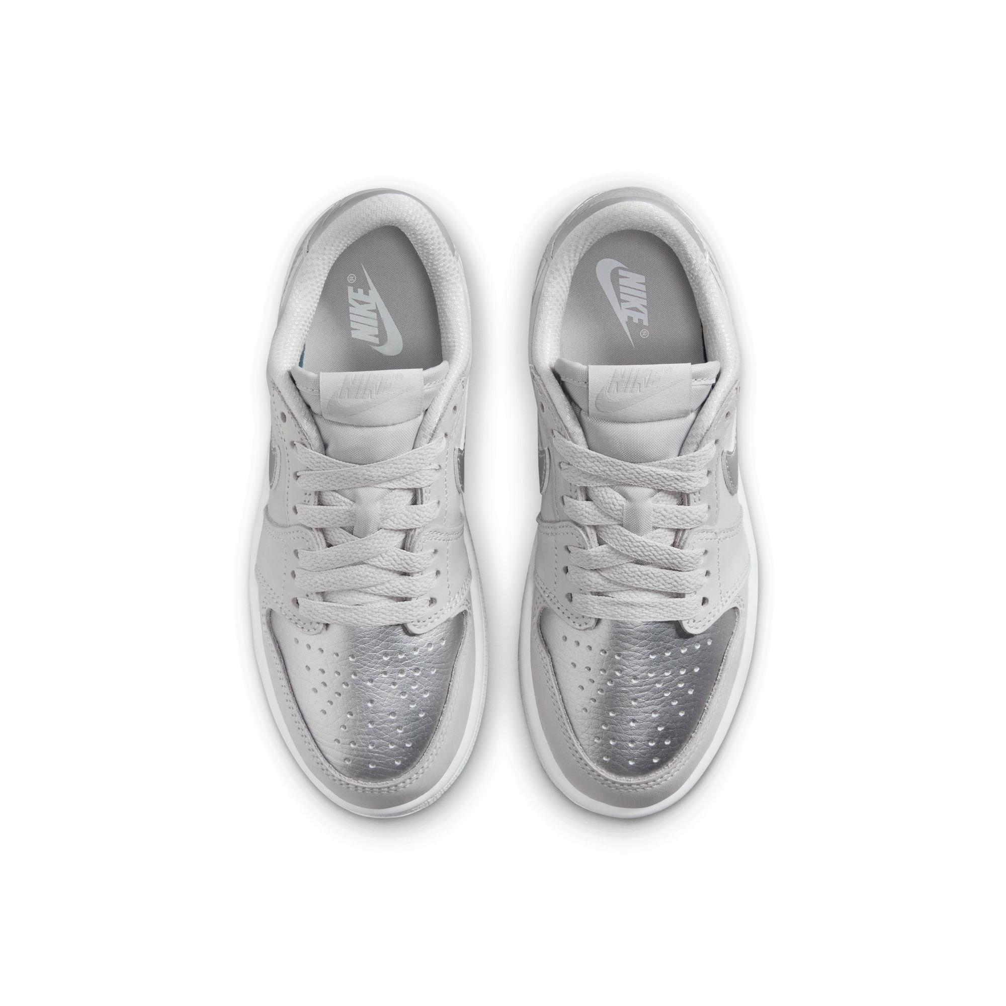 Jordan 1 Retro Low OG "Metallic Silver" Preschool Kids' Shoe - NEUTRAL GREY/METALLIC SILVER/WHITE Thumbnail View 9