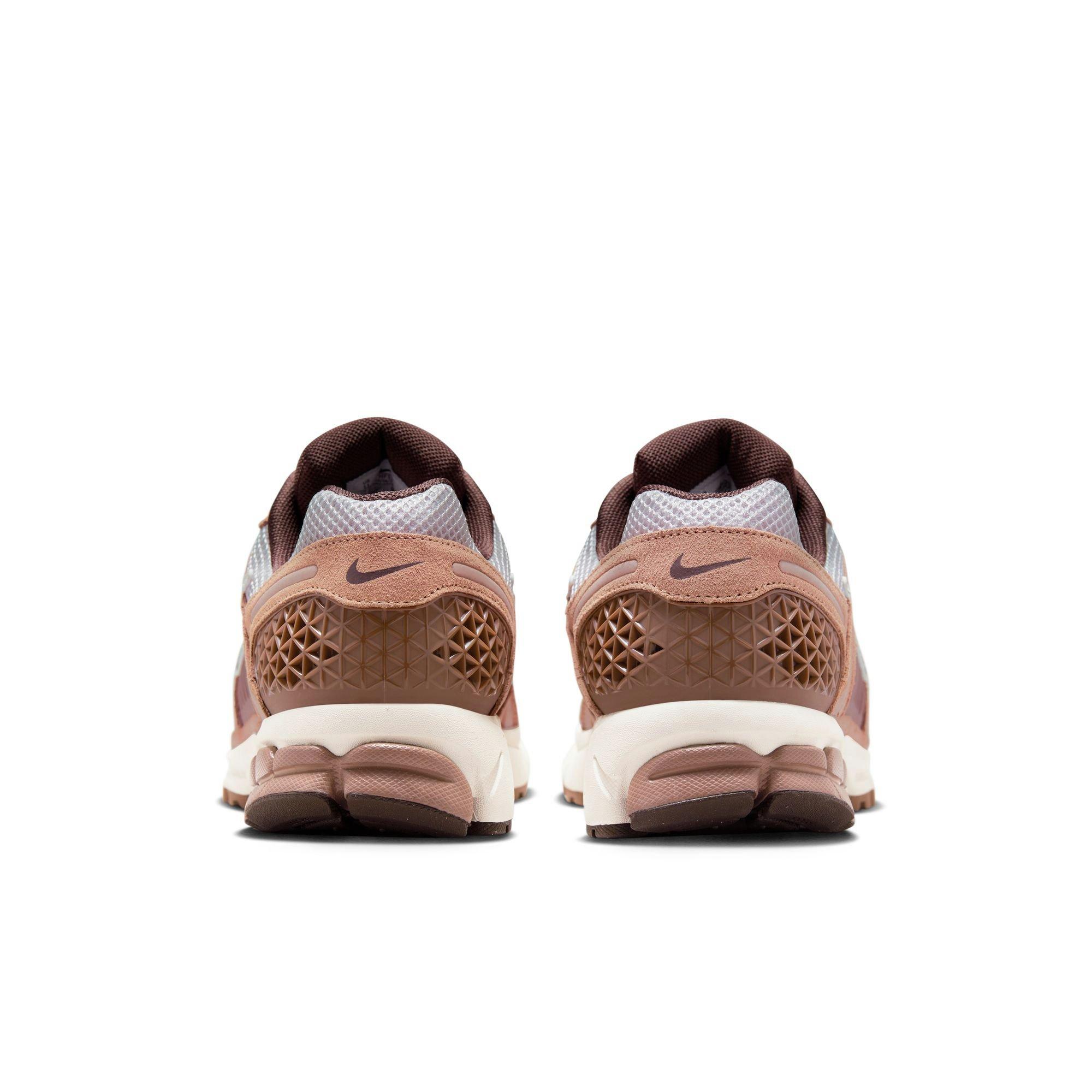 Nike Zoom Vomero 5 "Dusted Clay/Earth/Platinum Violet" Men's Shoe - BROWN Thumbnail View 6