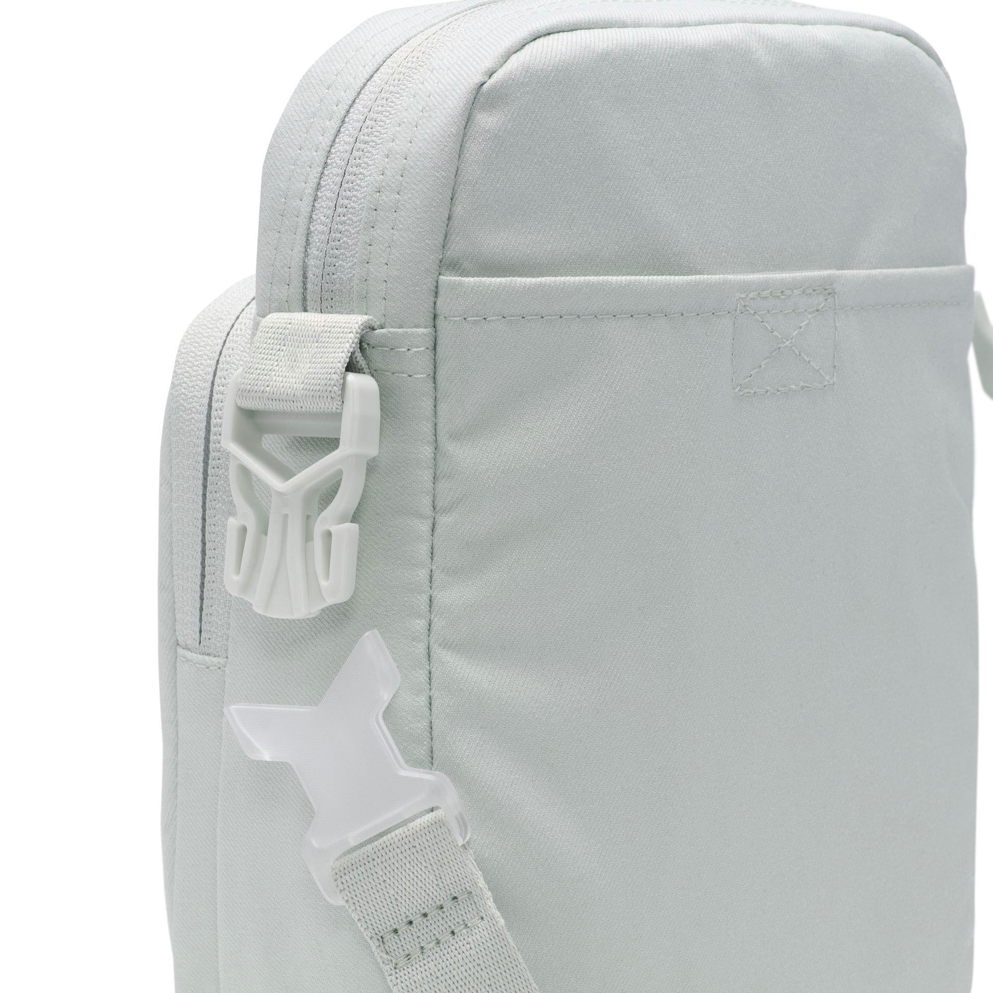 Nike Elemental Premium Crossbody Bag