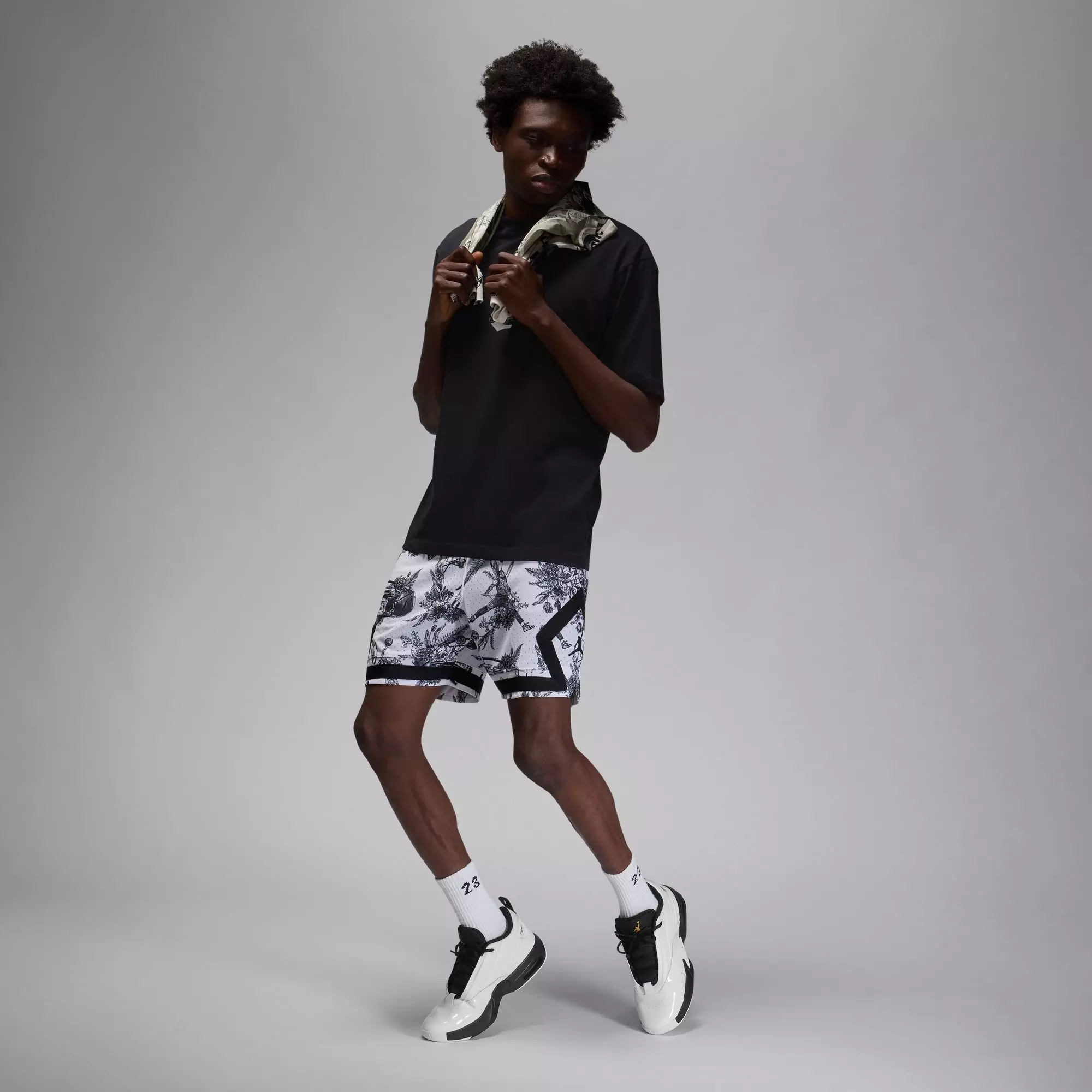 Jordan Max Aura 6 "White/Metallic Gold/Black" Men's Shoe - WHITE/GOLD