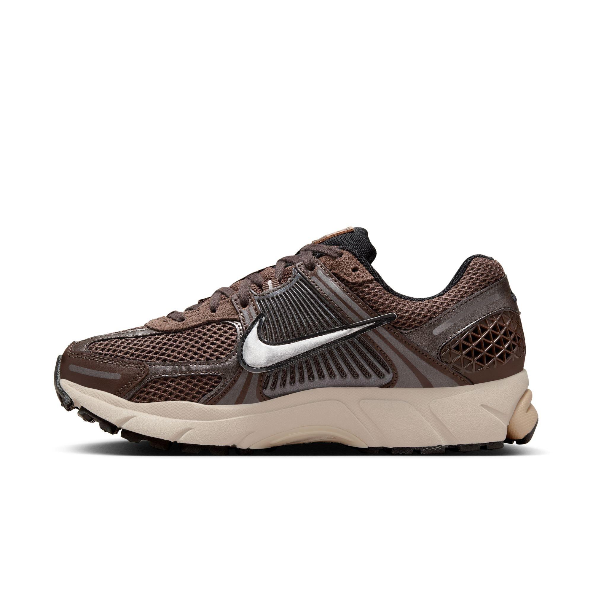 Nike Zoom Vomero 5 "Baroque Brown/Chrome/Lt Orewood Brn/Hemp" Women's Shoe - BROWN/WHITE Thumbnail View 4