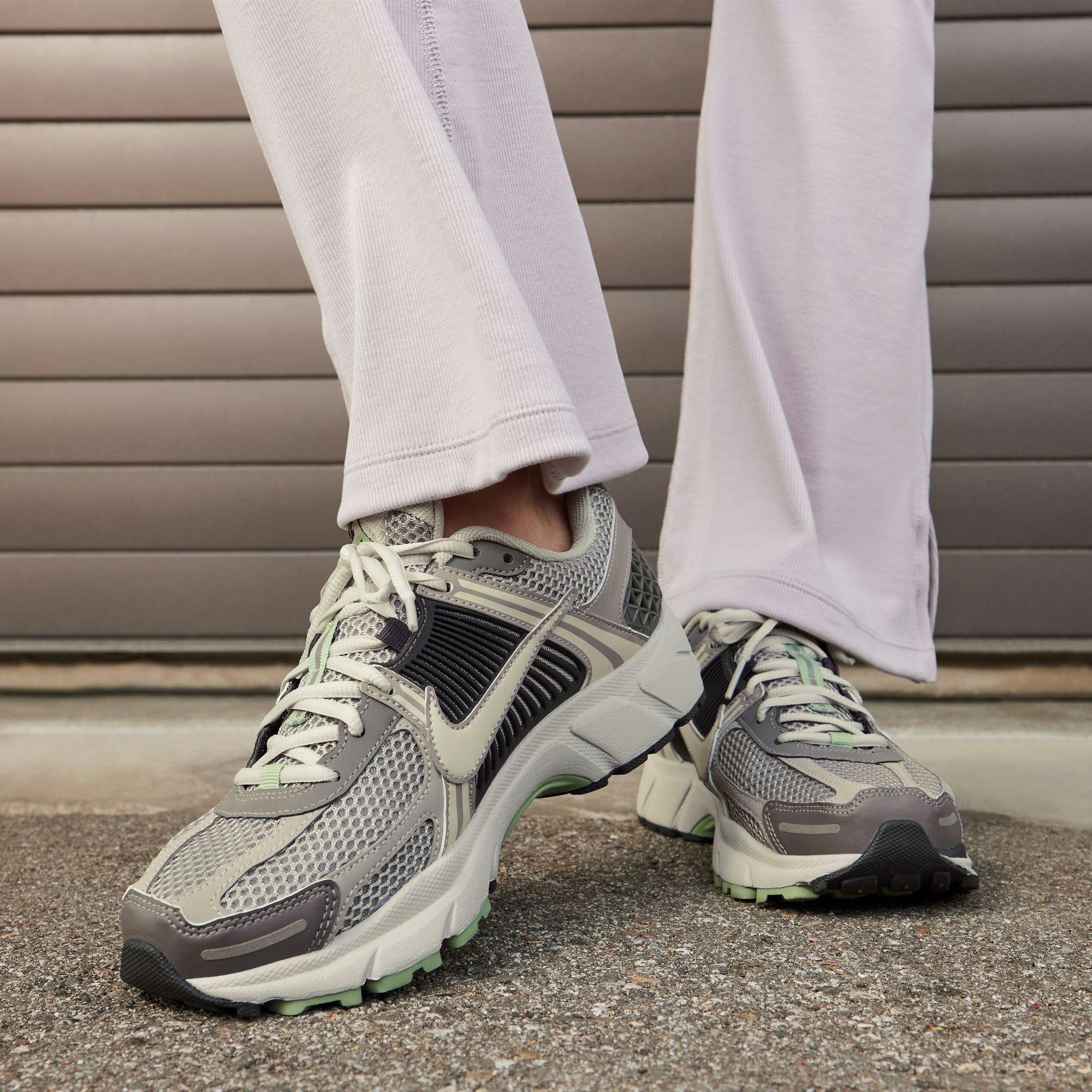 Nike Zoom Vomero 5 "Cobblestone/Light Bone" Women's Shoe - BROWN/WHITE Thumbnail View 9