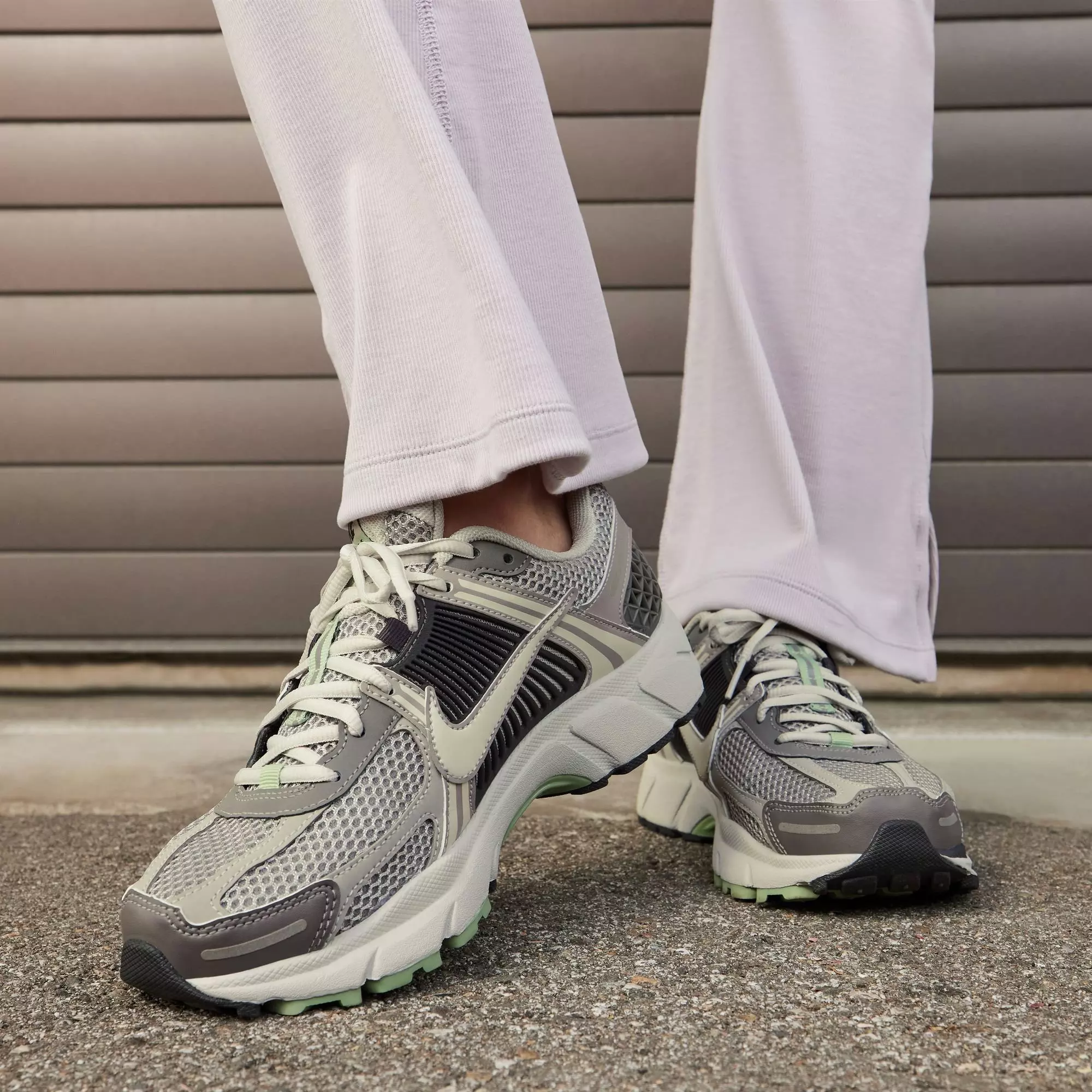 Nike Zoom Vomero 5 "Cobblestone/Light Bone" Women's Shoe - BROWN/WHITE