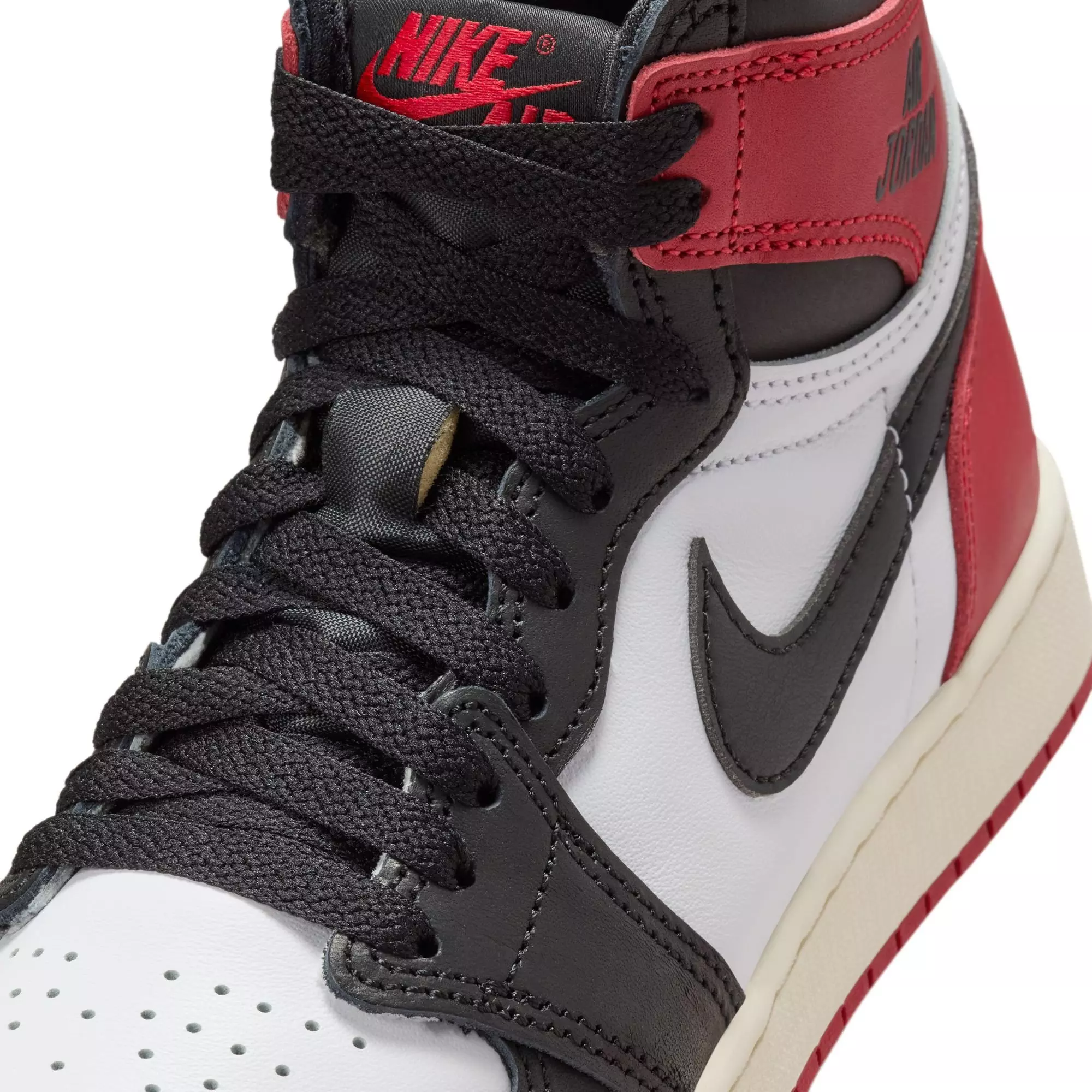 Jordan 1 Retro High OG "Black Toe" Grade School Kids' Shoe - WHITE/BLACK/VARSITY RED