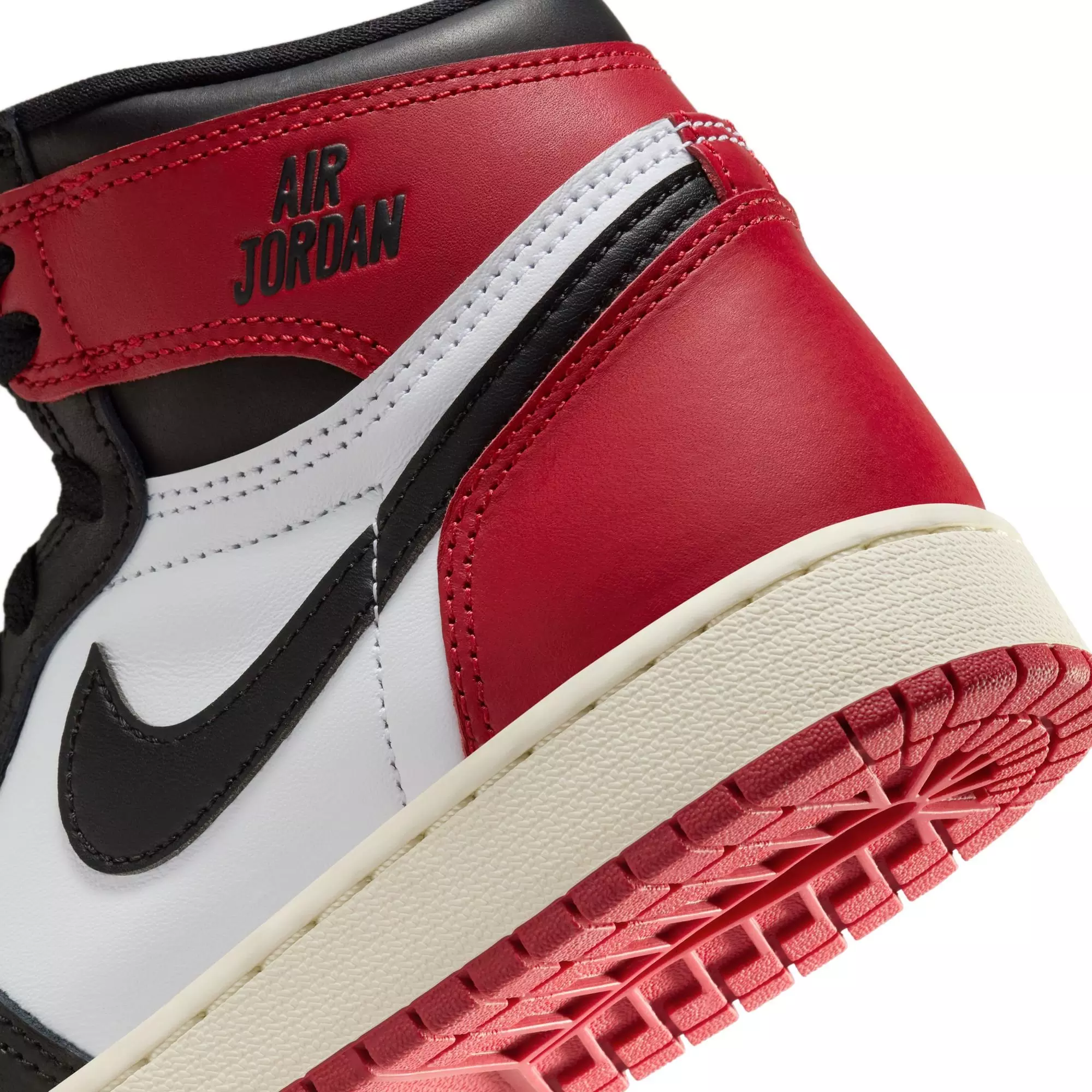 Jordan 1 Retro High OG "Black Toe" Grade School Kids' Shoe - WHITE/BLACK/VARSITY RED