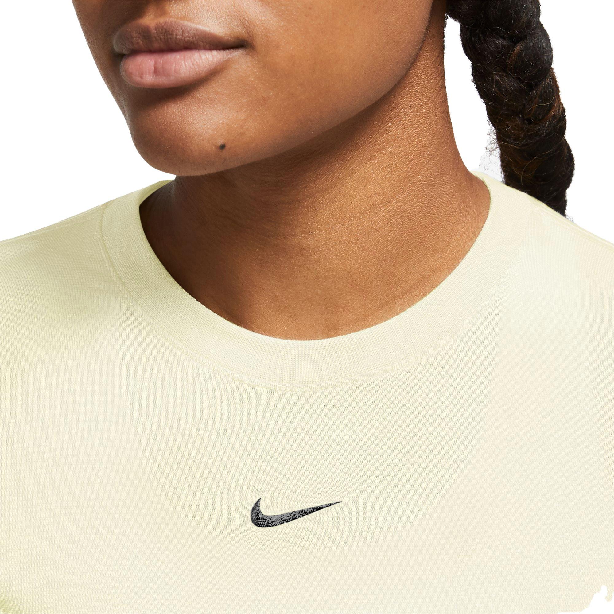 Nike Women's Sportswear Essential Slim Cropped Tee