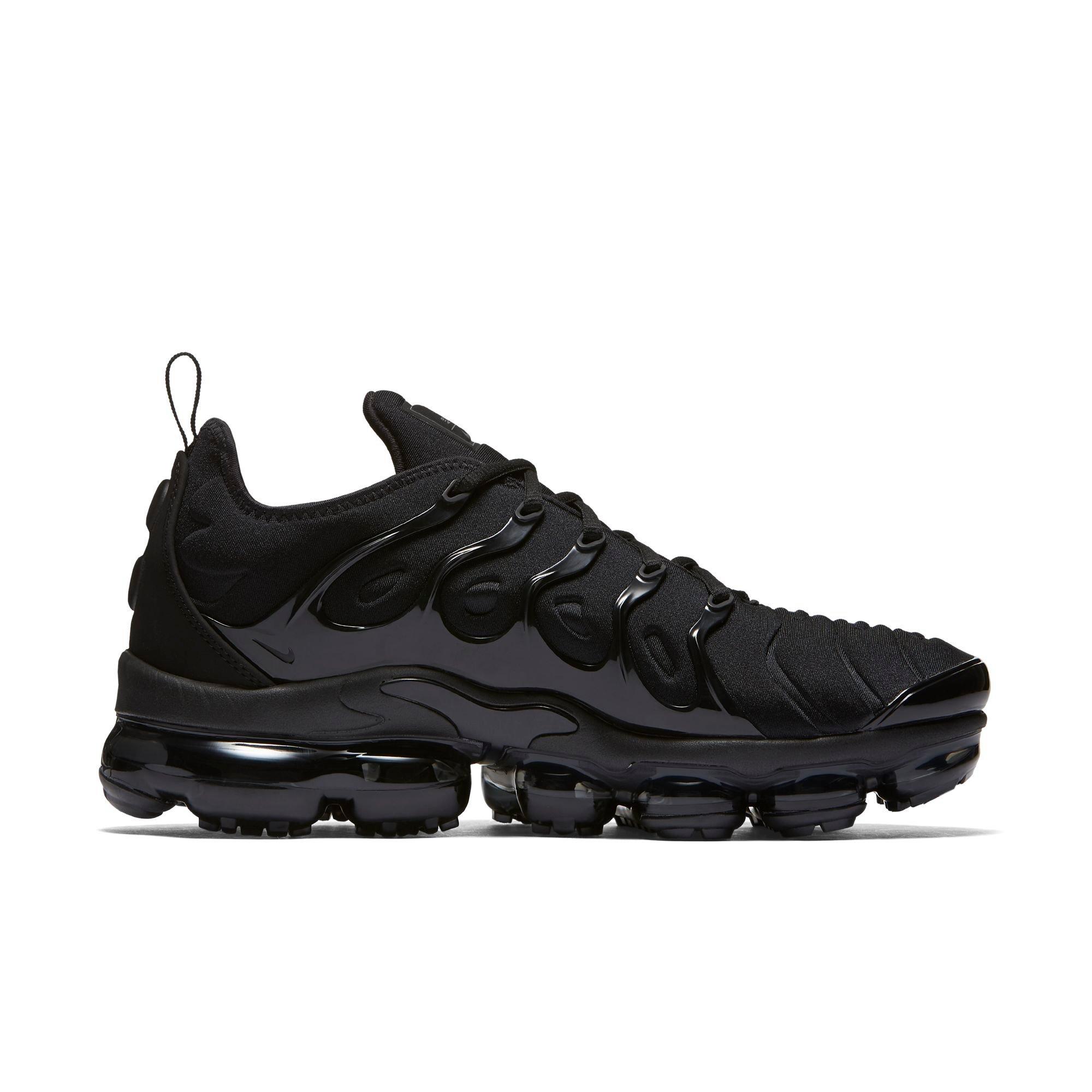 black nike vapormaxes