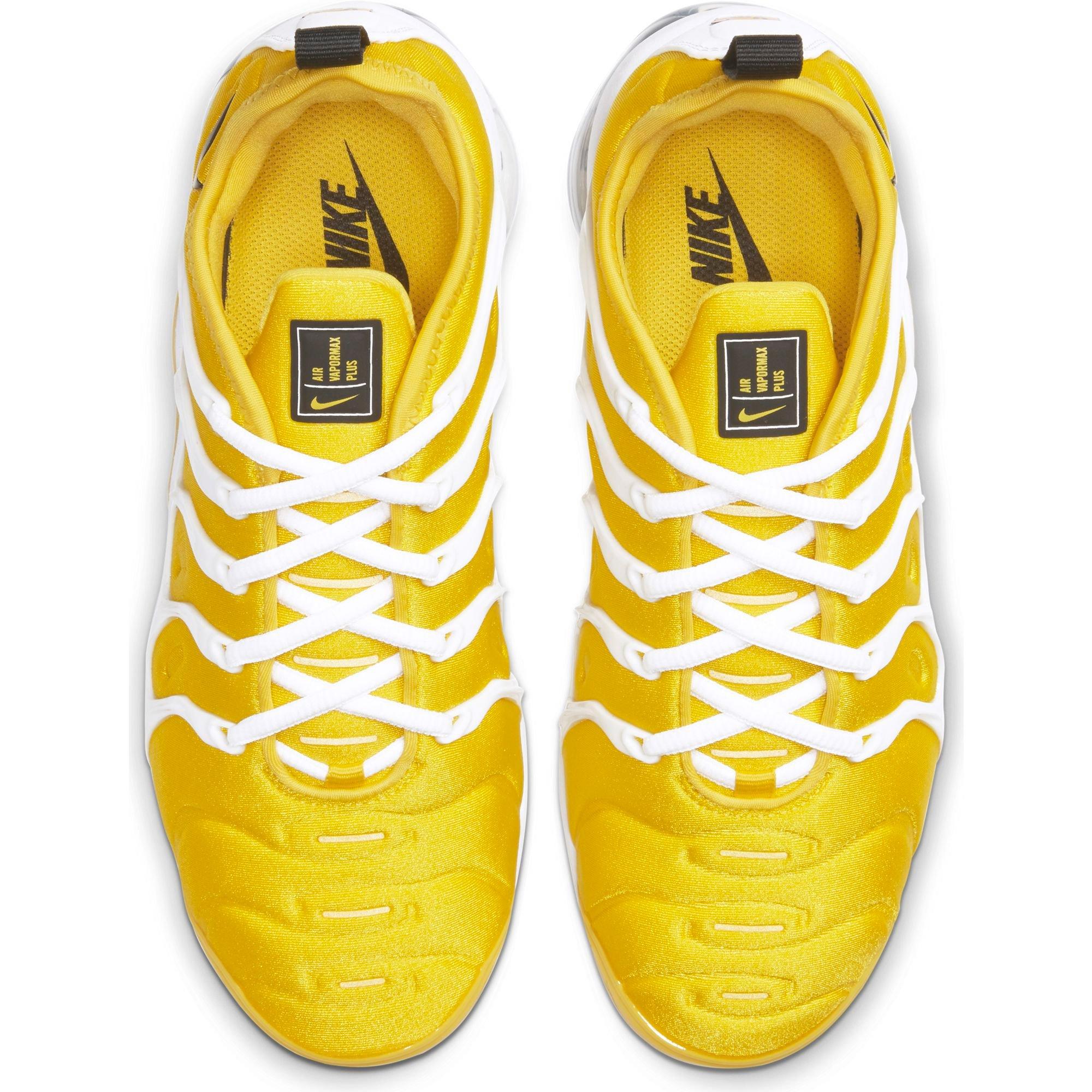 black yellow vapormax plus