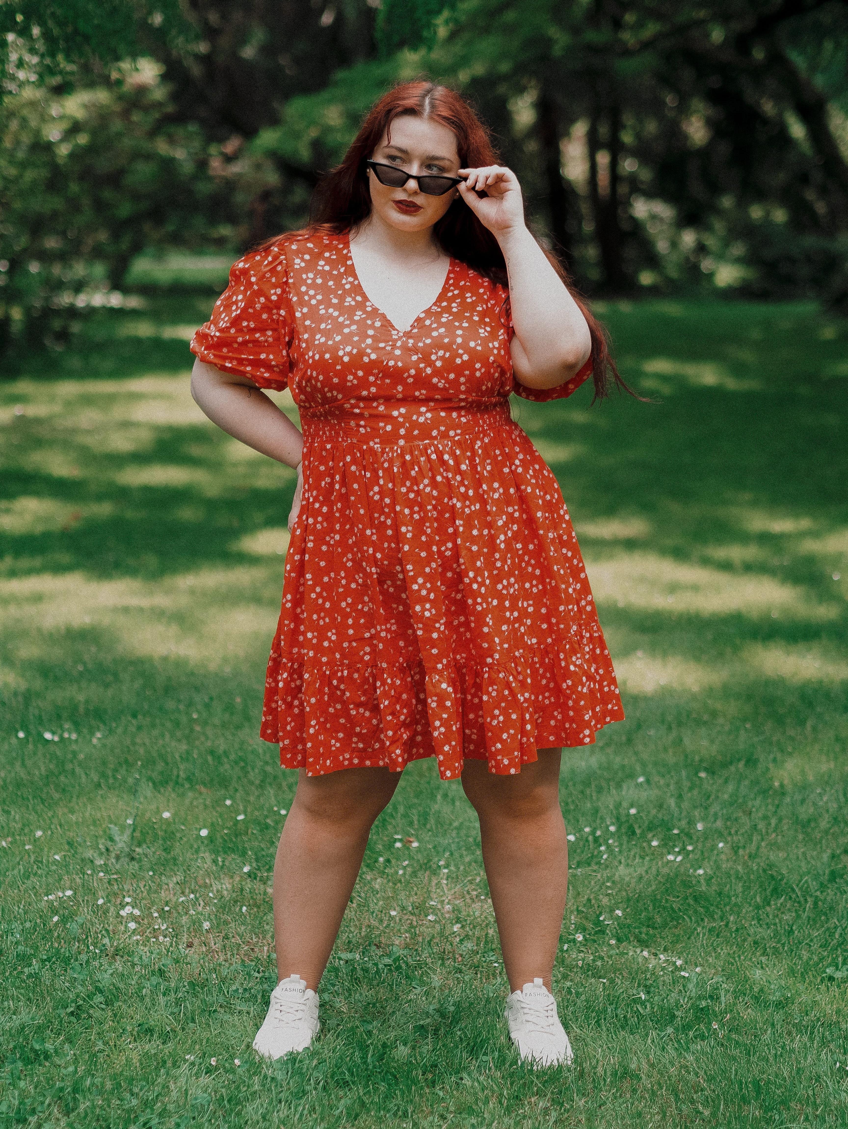 Red dress clearance white sneakers